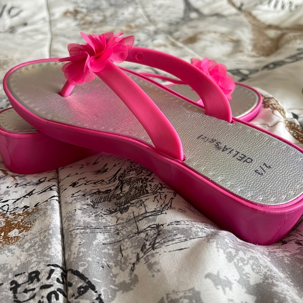 Looking for some cute flip flops! Here they are! Never worn as you can see!